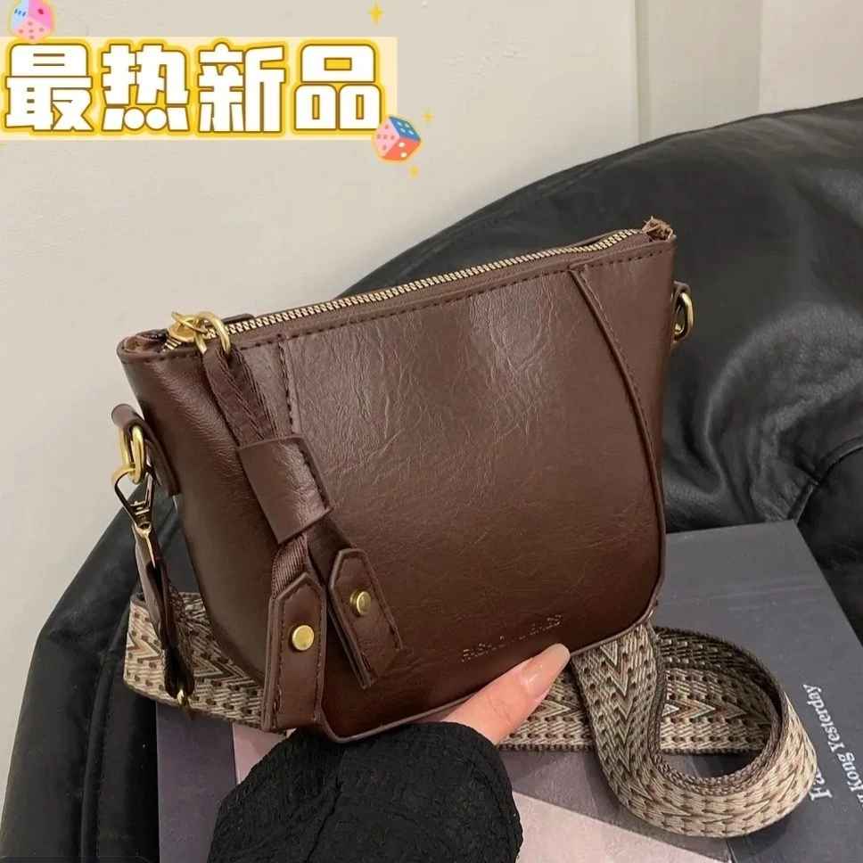 2024高级秋冬简约小众时尚爆款复古包女贝壳斜挎包秋冬新款