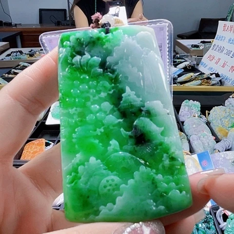 翡翠未镶嵌颈饰一个