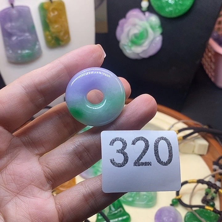 翡翠未镶嵌吊坠(赠链)