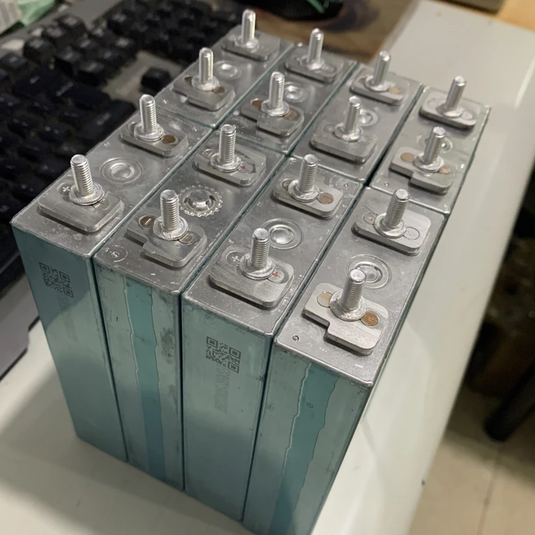 3.2v20安铁锂电池一个带螺柱大容量，两轮电动车，储能，强启，摩托车