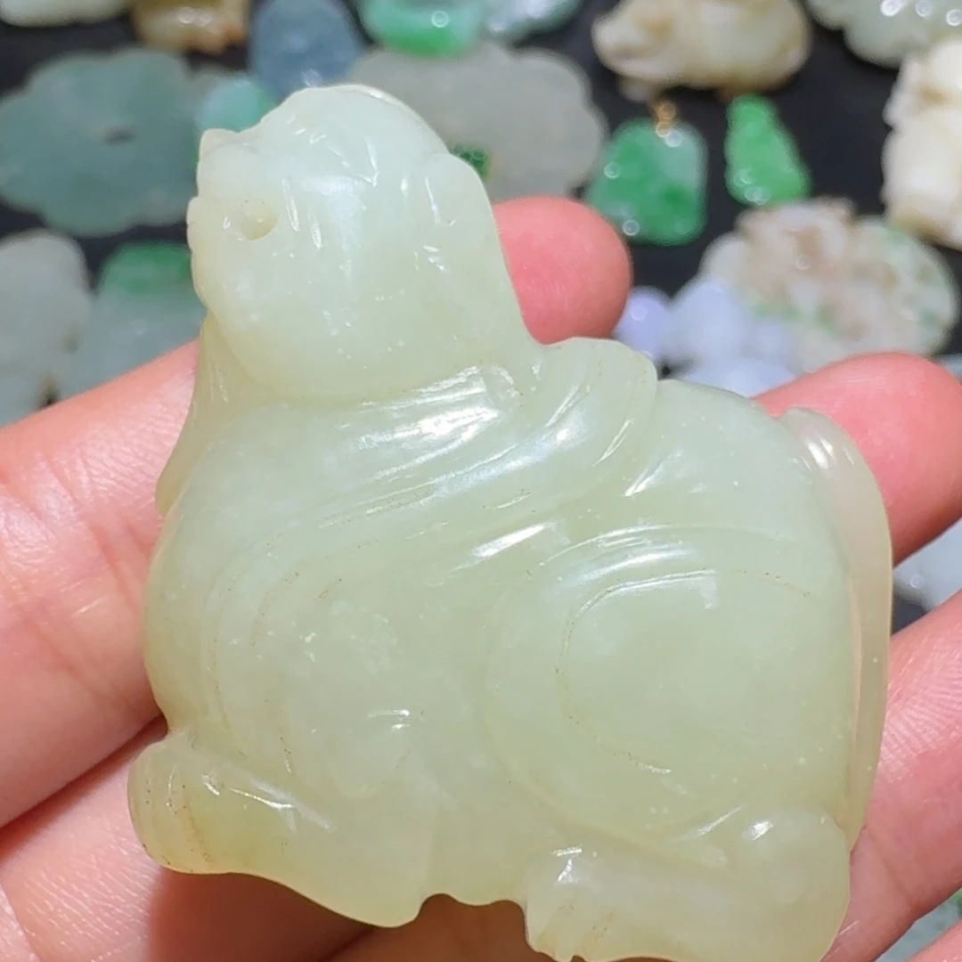 大***人蛇纹石玉未镶嵌颈饰