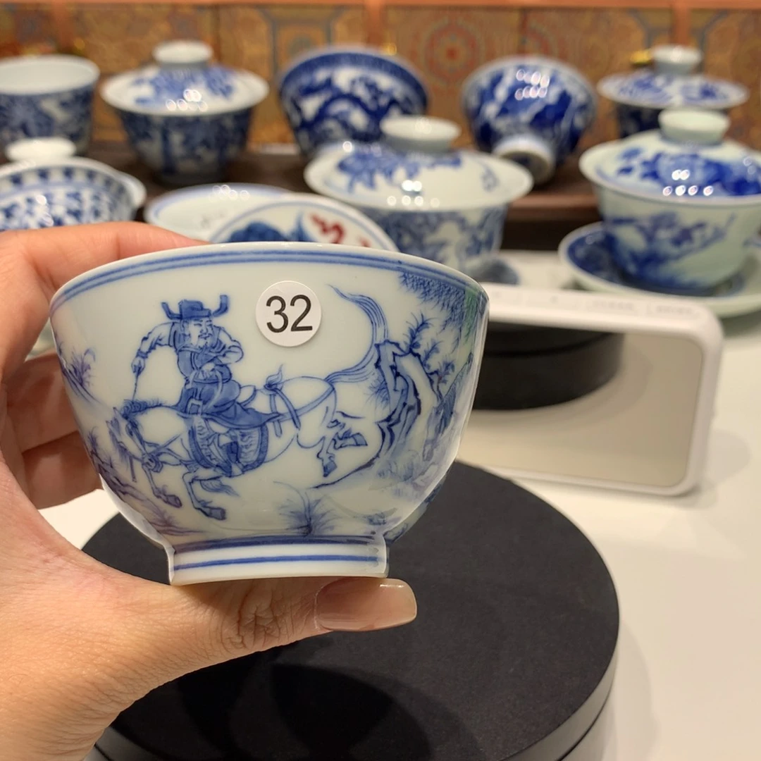 映32青花人物画片茶杯一只微微微微瑕