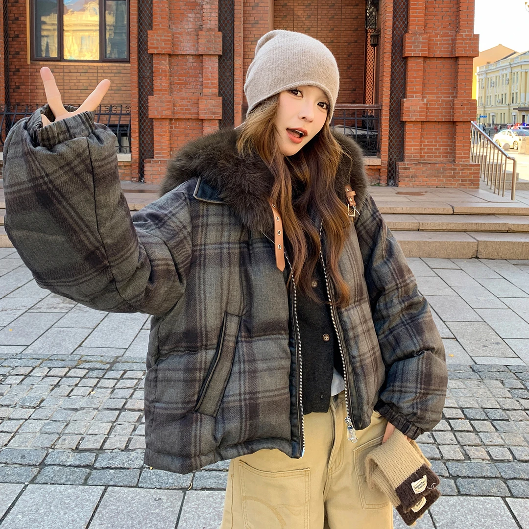 复古时髦大毛领短款羽绒服女2025年冬季保暖加厚白鸭绒格纹面包服