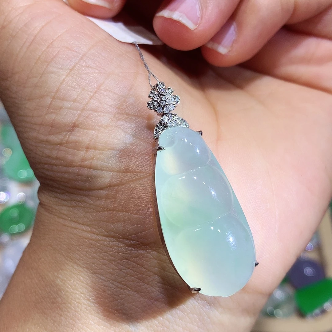 翡翠18K金镶嵌颈饰