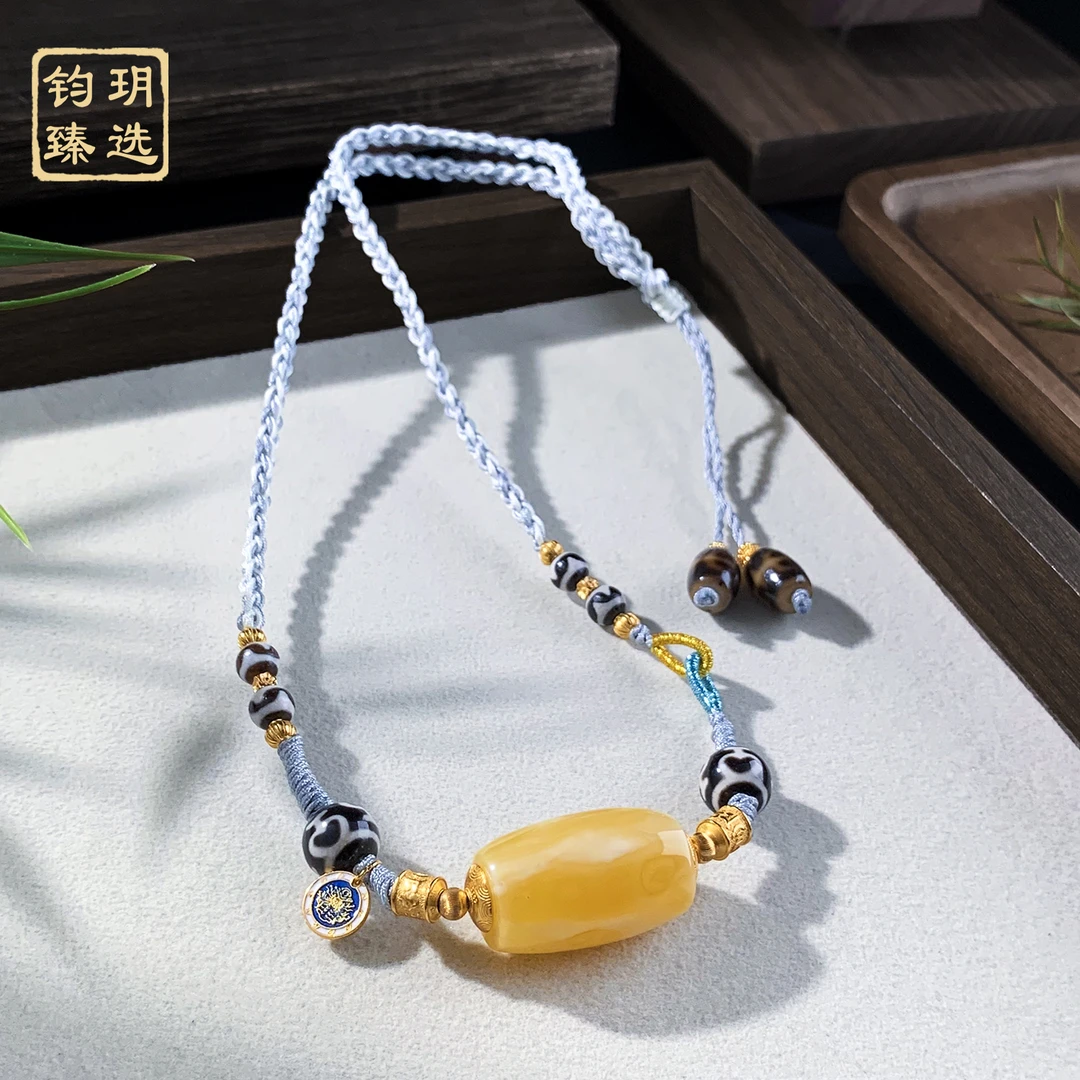 马蹄印力 · 金丝糖蜜蜡吊坠 | 多样性发一 AZ0009