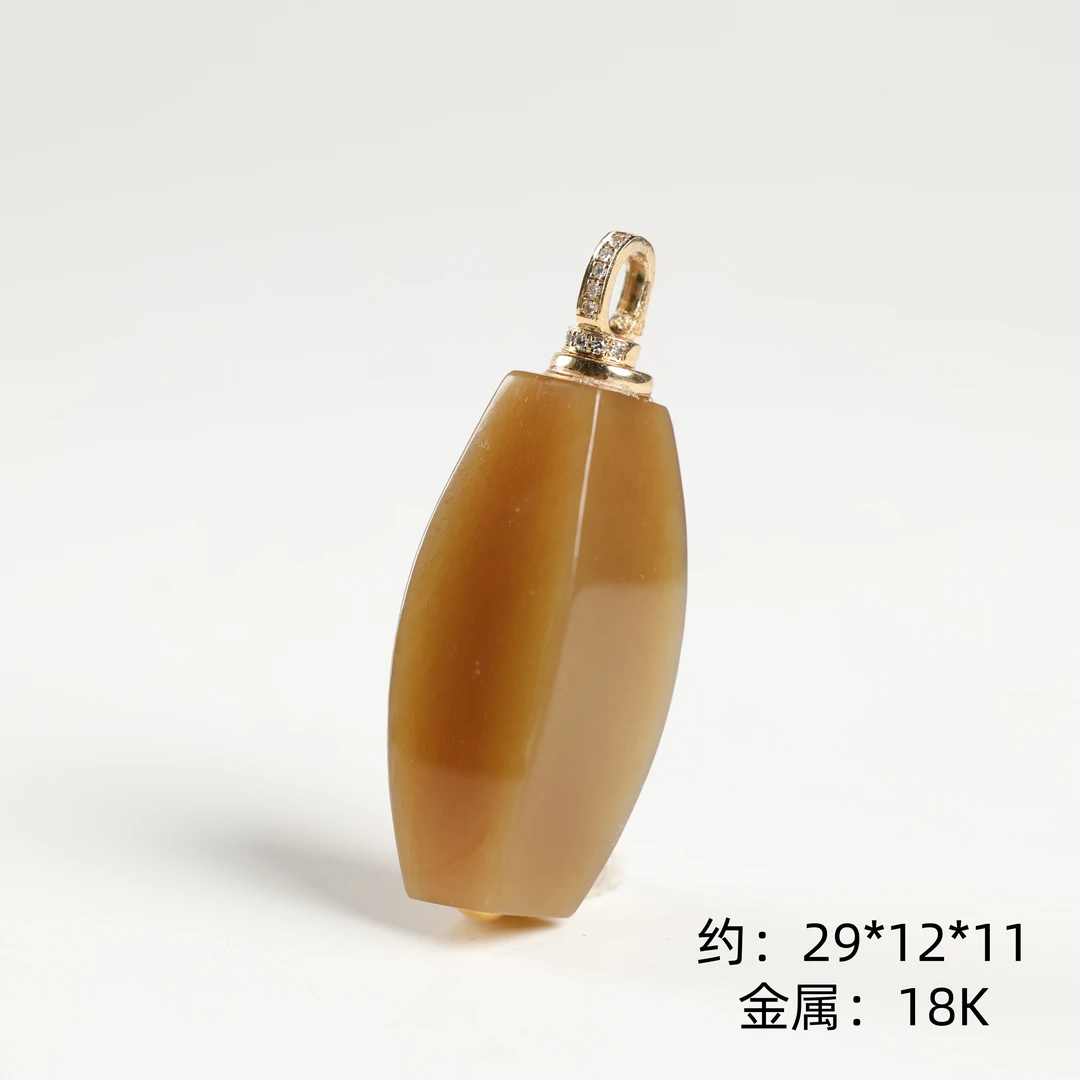 本真 | “牧宁”原创设计精品和田玉高色全糖糖玉小方柱吊坠