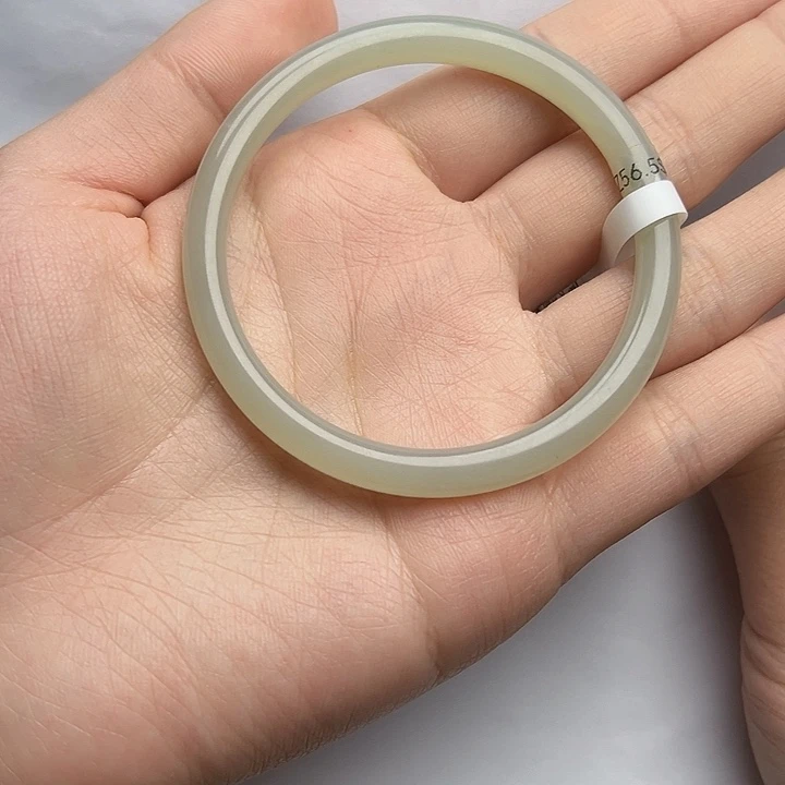 和田玉手镯55 56圈口。k k未镶嵌