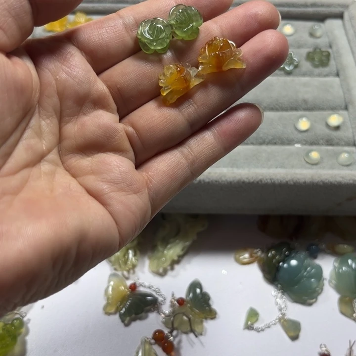 蛇纹石玉合金吊坠