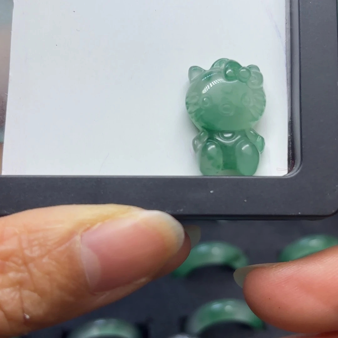 石英质玉（非洲翠）未镶嵌散珠卡通小猫