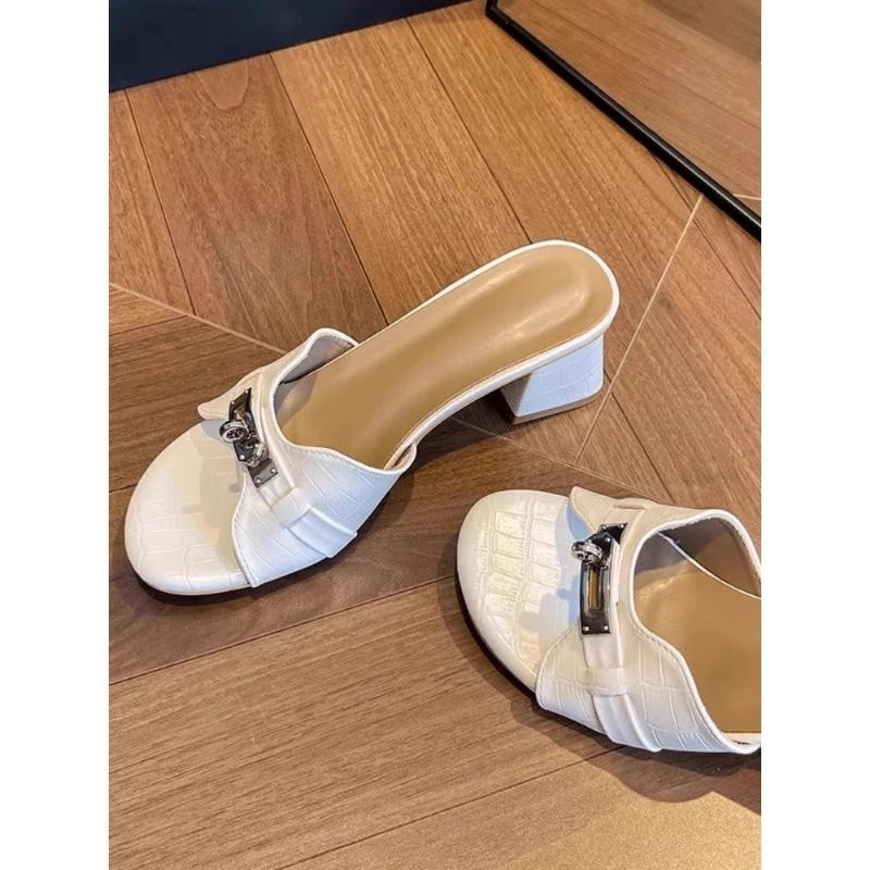 复古鳄鱼纹白色高跟凉拖鞋女2025春夏季露趾小金扣一字粗跟凉鞋
