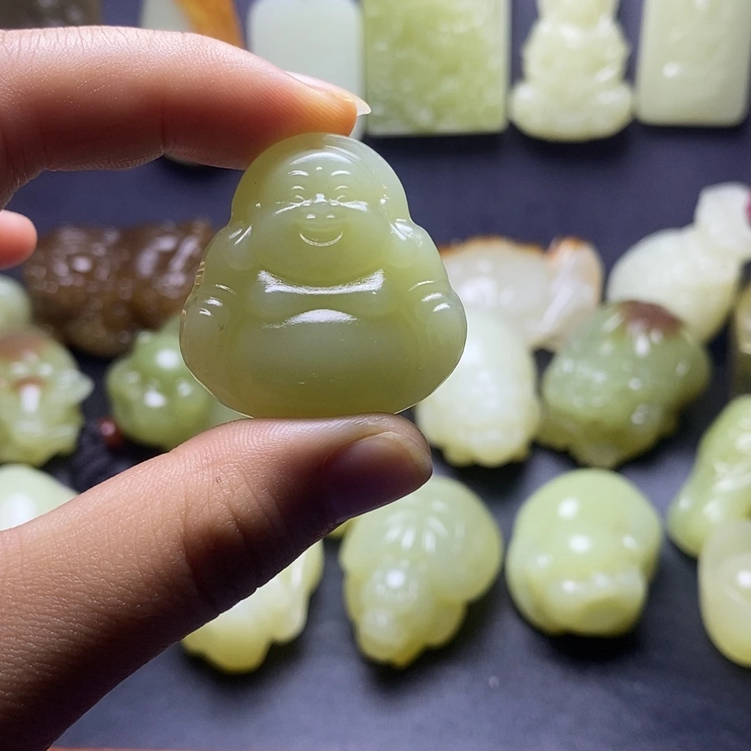 王***英查罗石未镶嵌颈饰