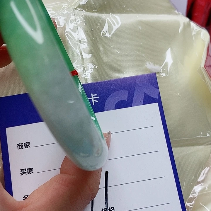 翡翠手镯未镶嵌翡翠