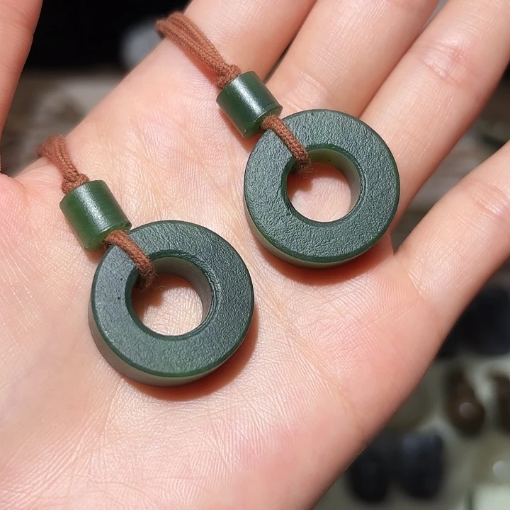 和田玉未镶嵌颈饰发其一