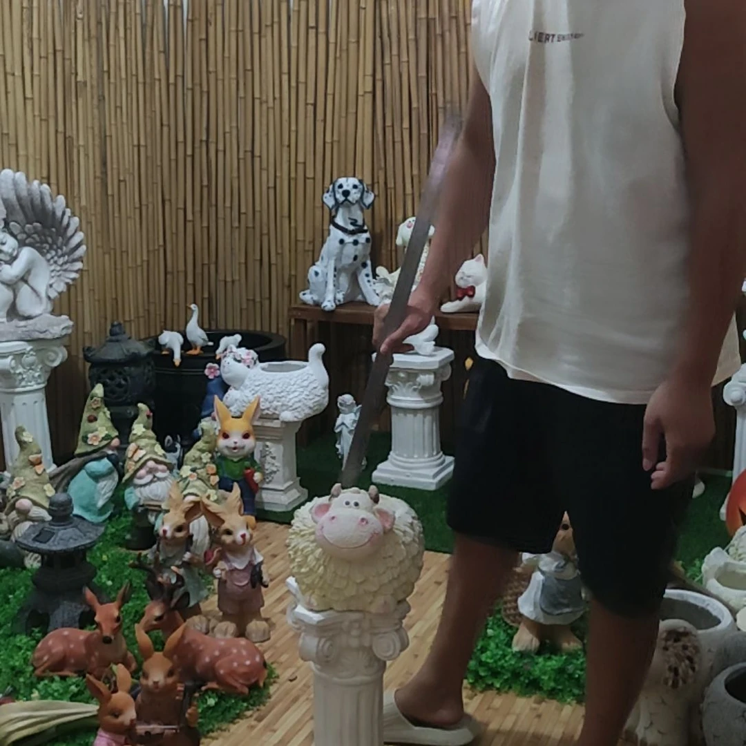 瓷土奶油牛花盆摆件