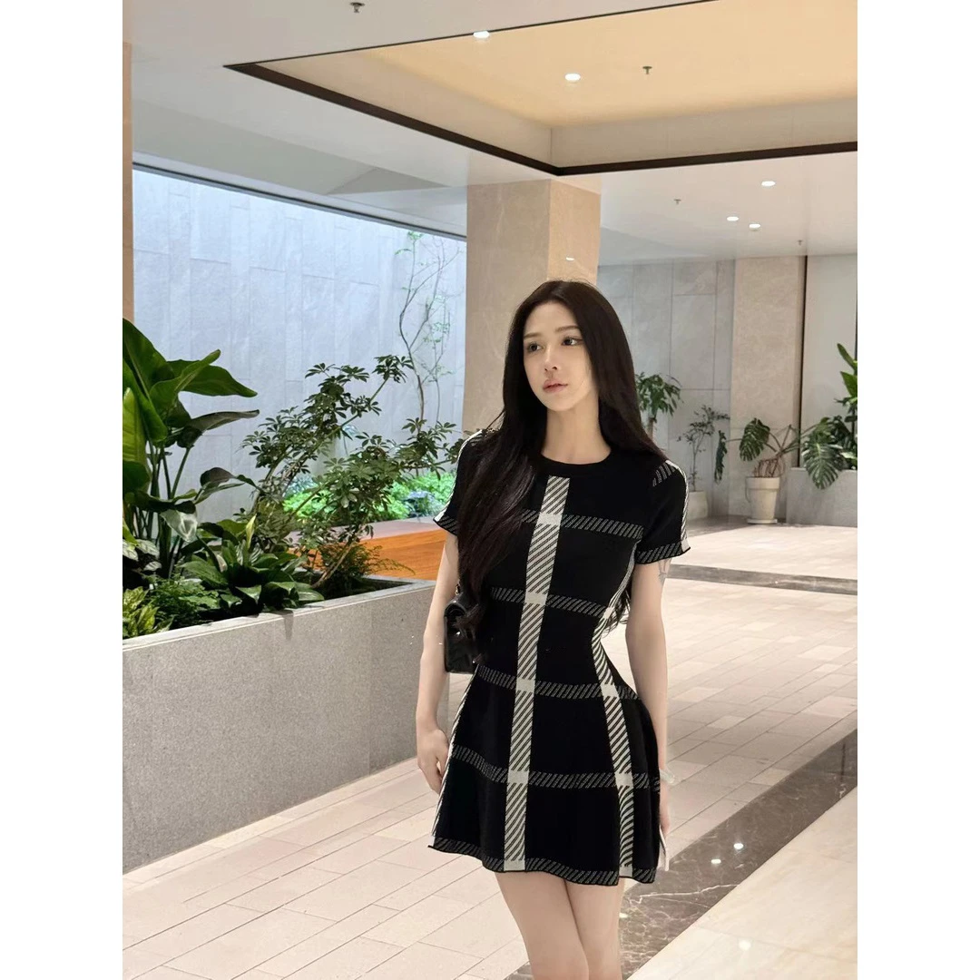 法式复古赫本风高级感针织连衣裙女2025夏季新款气质名媛收腰裙子