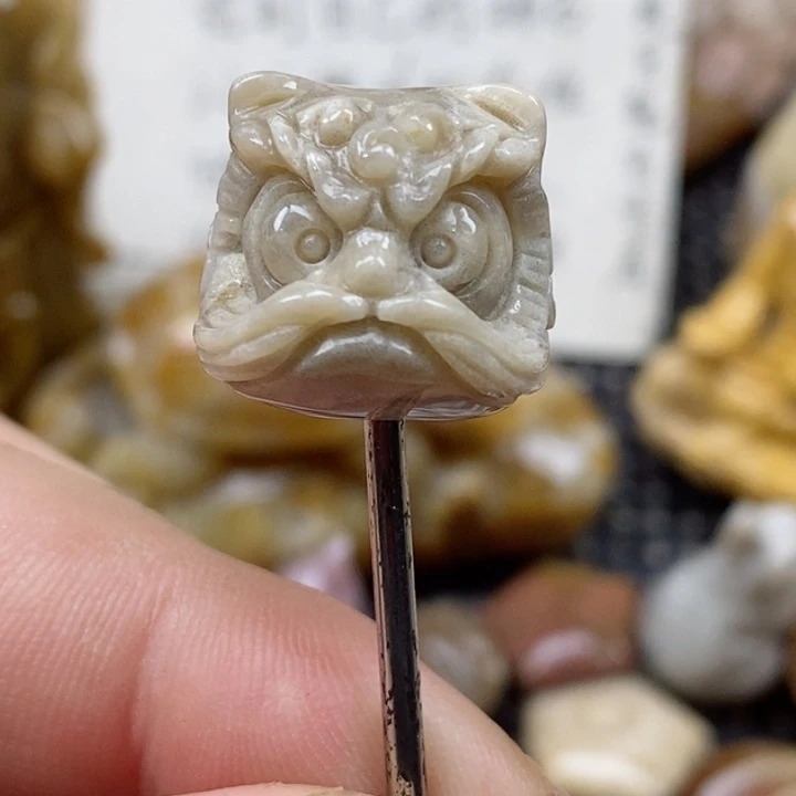 颈饰未镶嵌硅化珊瑚（珊瑚玉）有瑕