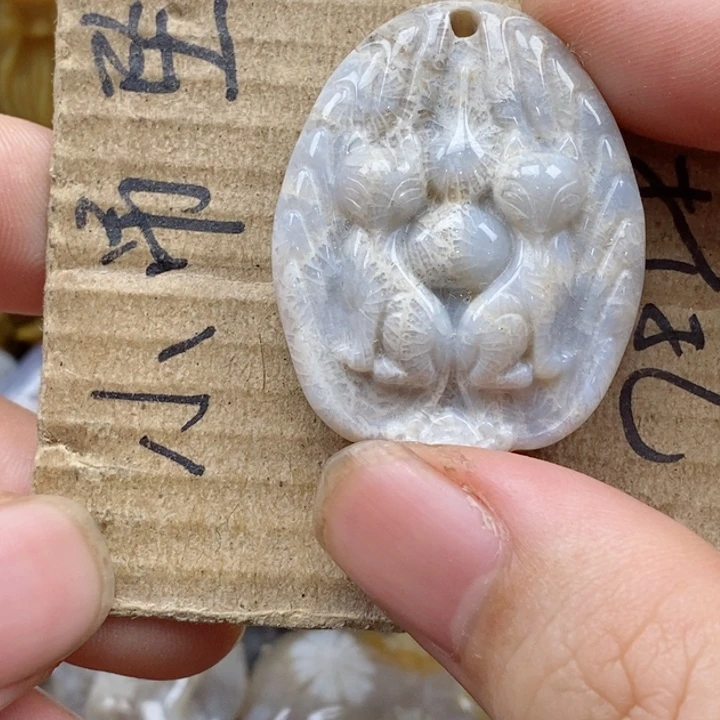 颈饰未镶嵌硅化珊瑚（珊瑚玉）灯**珊