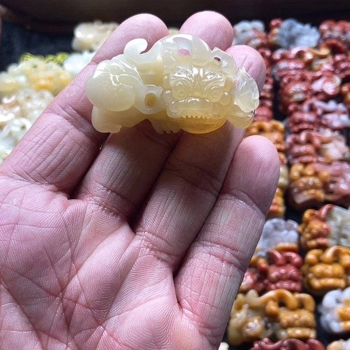 石英质玉（黄龙玉）未镶嵌颈饰