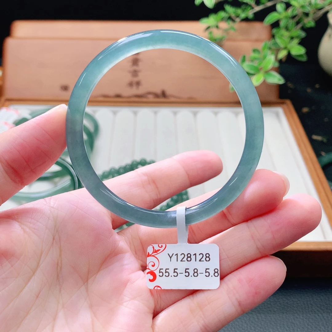 翡翠未镶嵌手镯（圆镯）