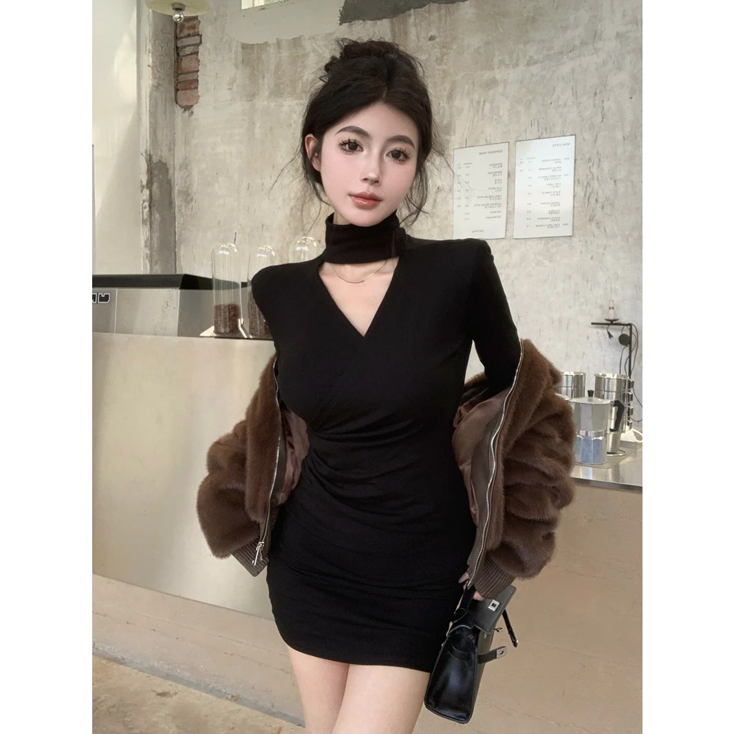 2025秋季新款辣妹风高级设计感修身挂脖交叉领长袖包臀连衣裙女潮