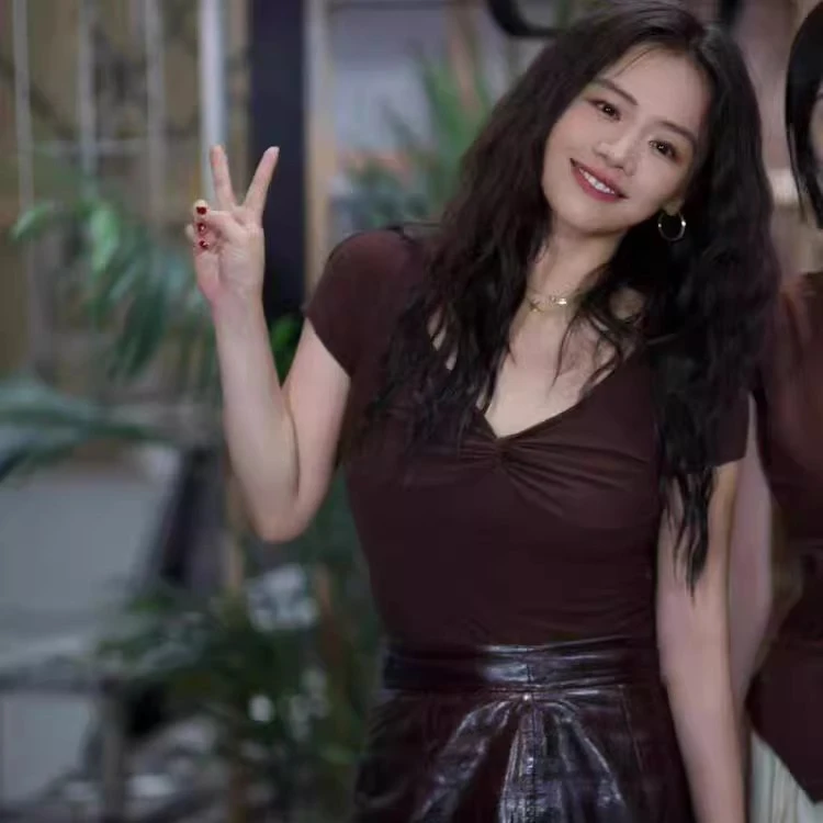 马思纯同款棕色V领短袖t恤女夏季美式复古辣妹设计感修身显瘦上衣