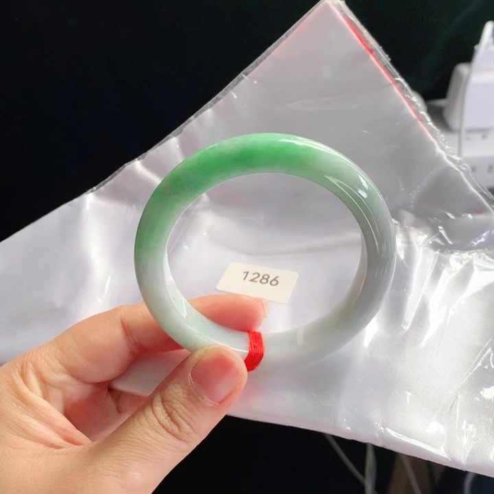 翡翠手镯未镶嵌03。