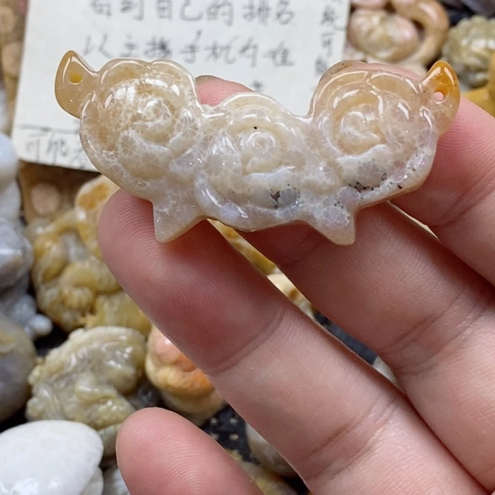 颈饰未镶嵌硅化珊瑚（珊瑚玉）有瑕