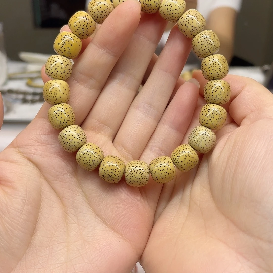 星月菩提吊坠11/10鸡油黄双留白针尖星