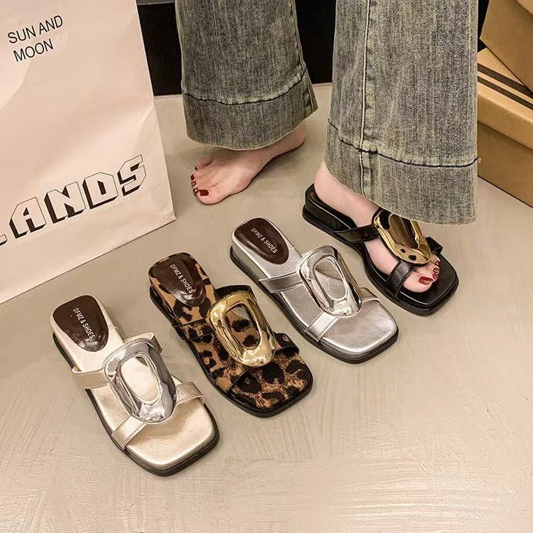 2025年夏季新款网红金属方扣复古高级感爆款小众方头软底一字拖