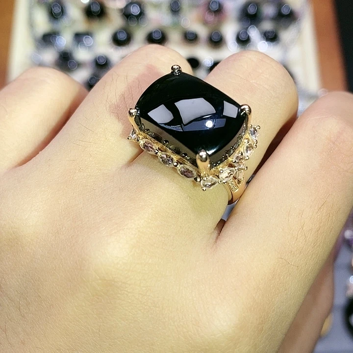 18K金镶嵌戒指翡翠大马鞍