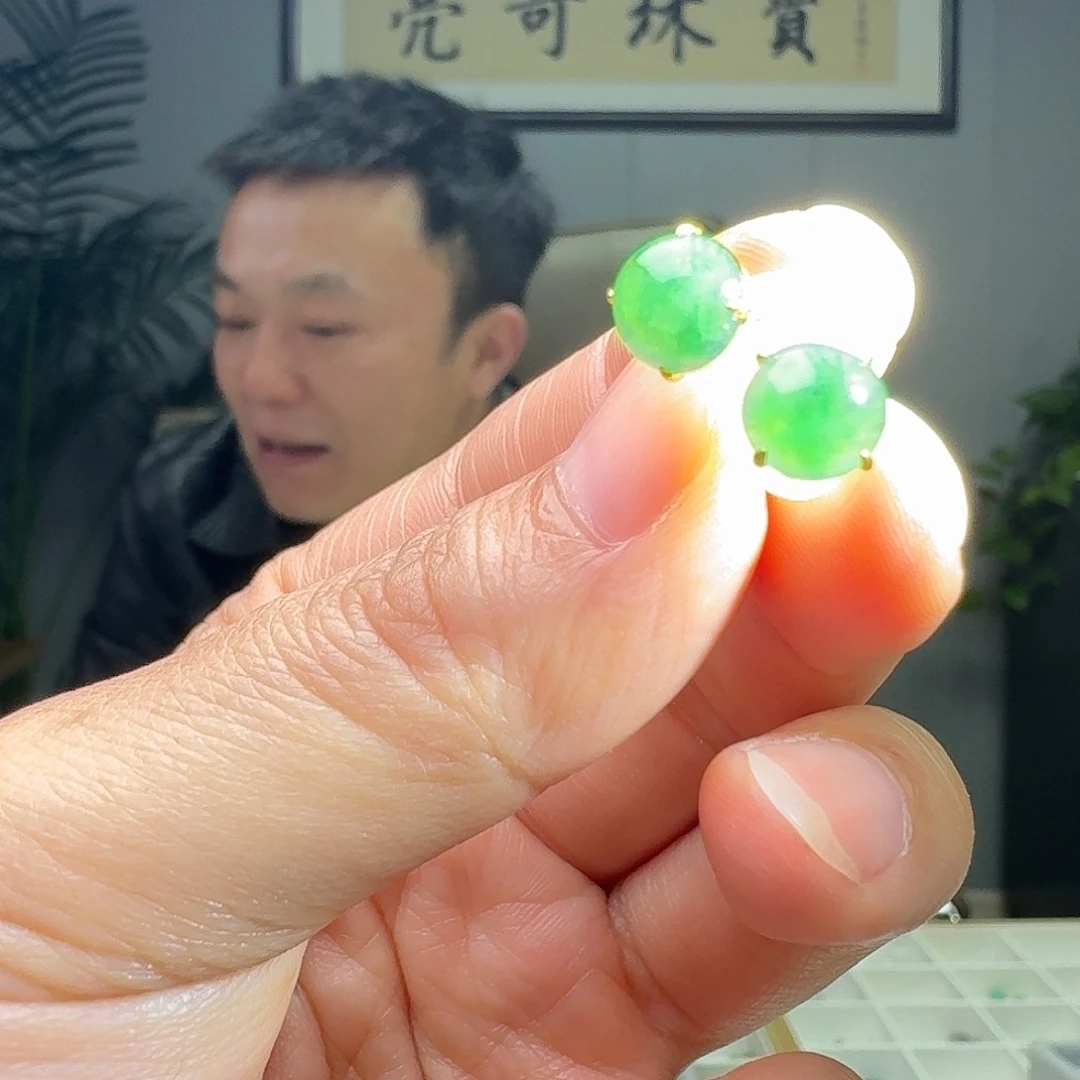 翡翠18K金镶嵌耳饰天然