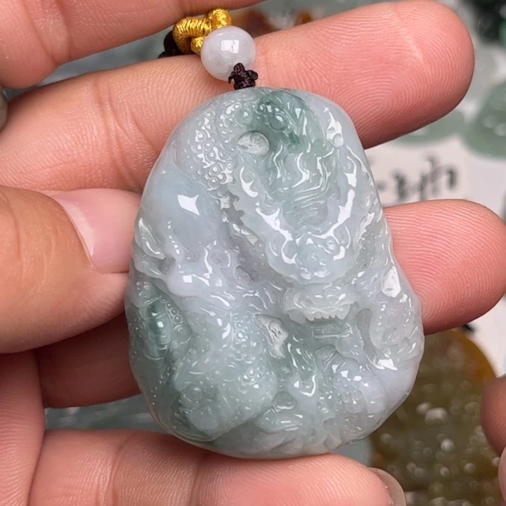 翡翠未镶嵌颈饰龙