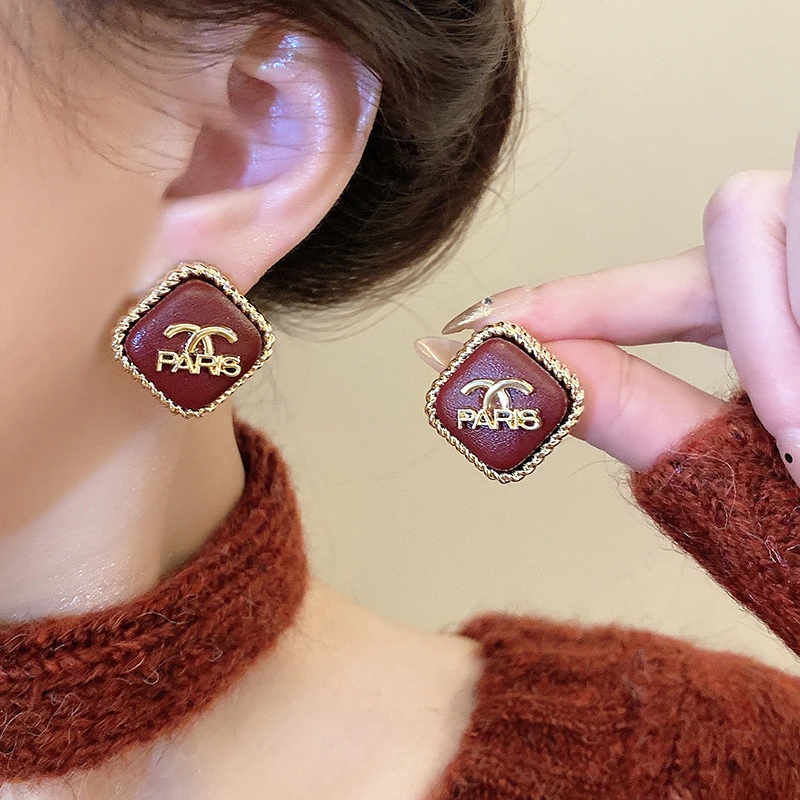 合金耳饰 菱形红色皮革气质字母耳钉2025年新款爆款高级