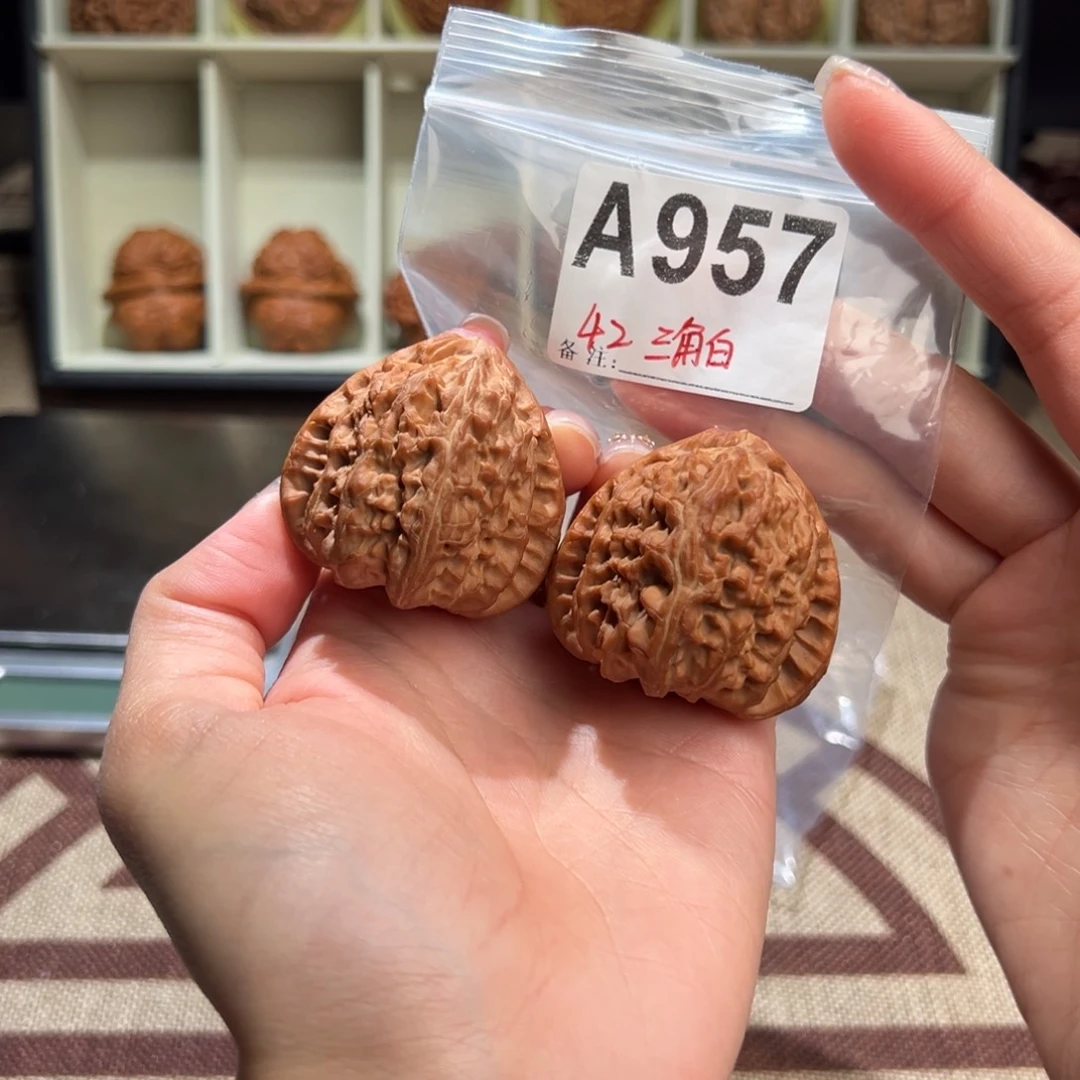 42三角白文玩核桃