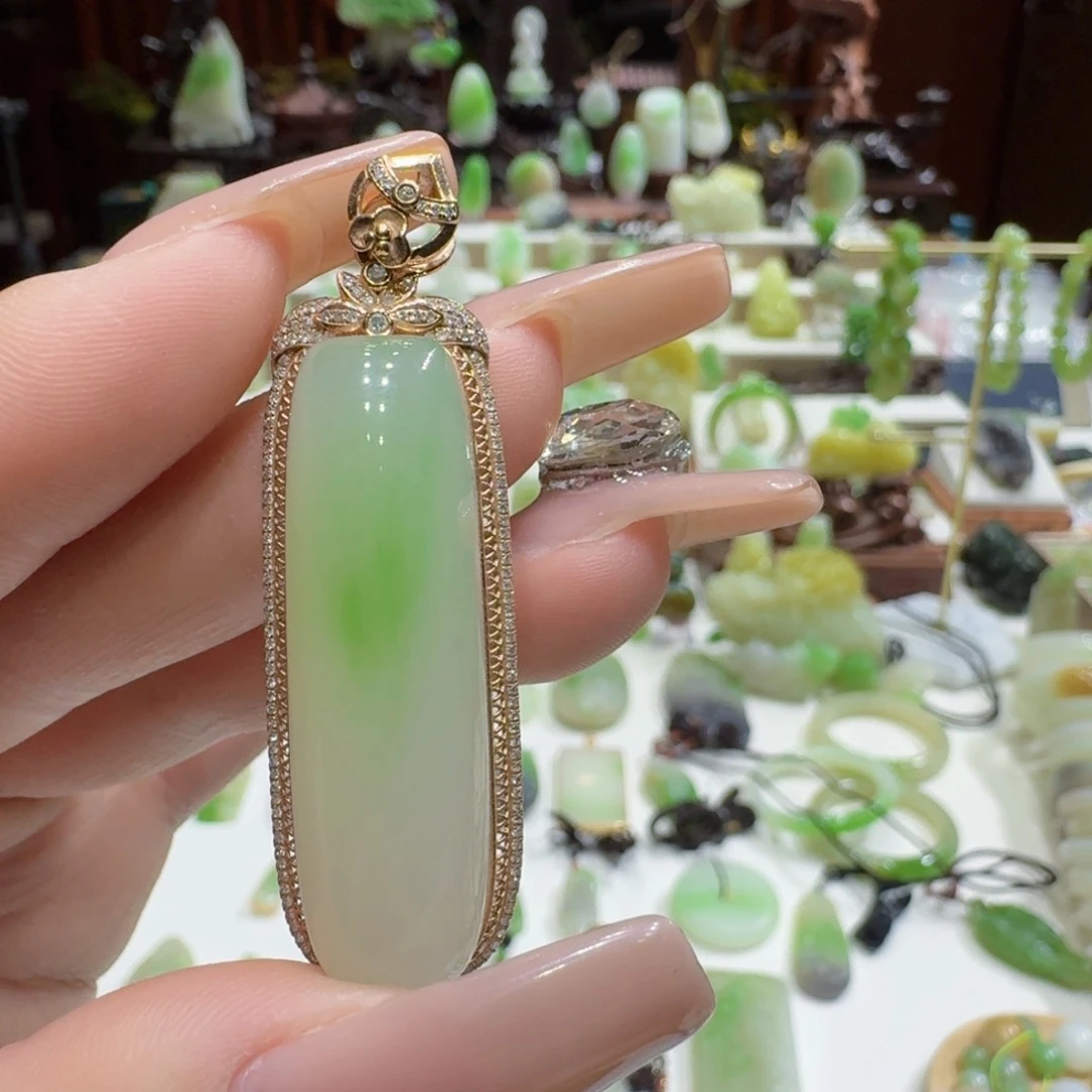 和田玉（翠青玉）18K金镶嵌颈饰翠青一抹绿