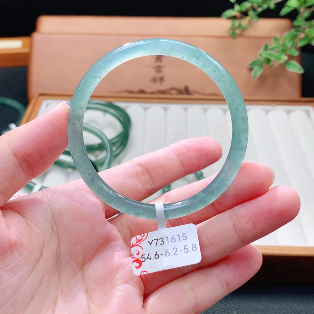 翡翠未镶嵌手镯（圆镯）