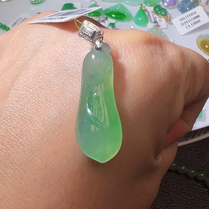 翡翠挂件18K金镶嵌