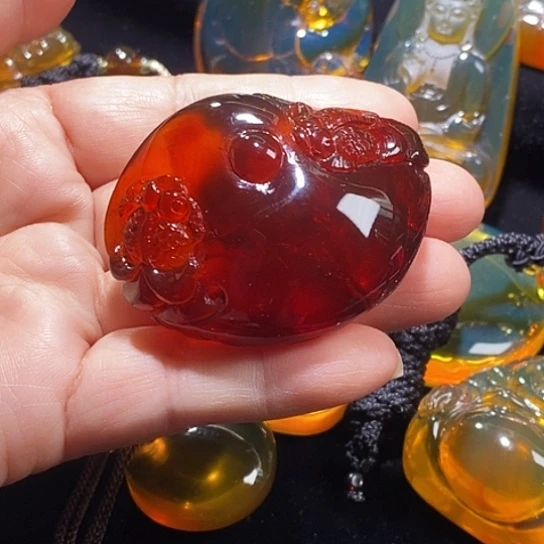 琥珀未镶嵌颈饰血珀年年有余23.5克