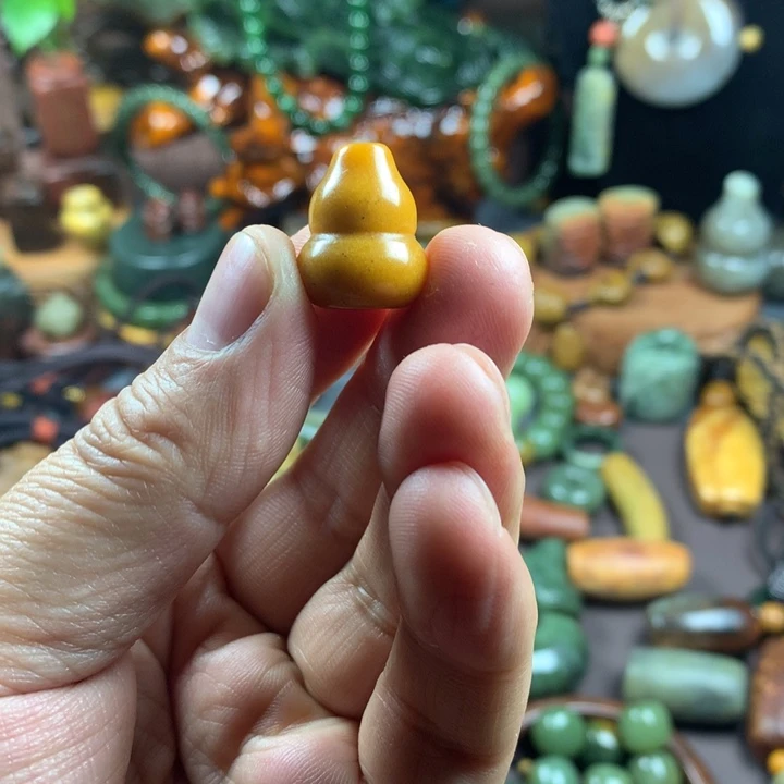 透闪石质玉吊坠未镶嵌花**香