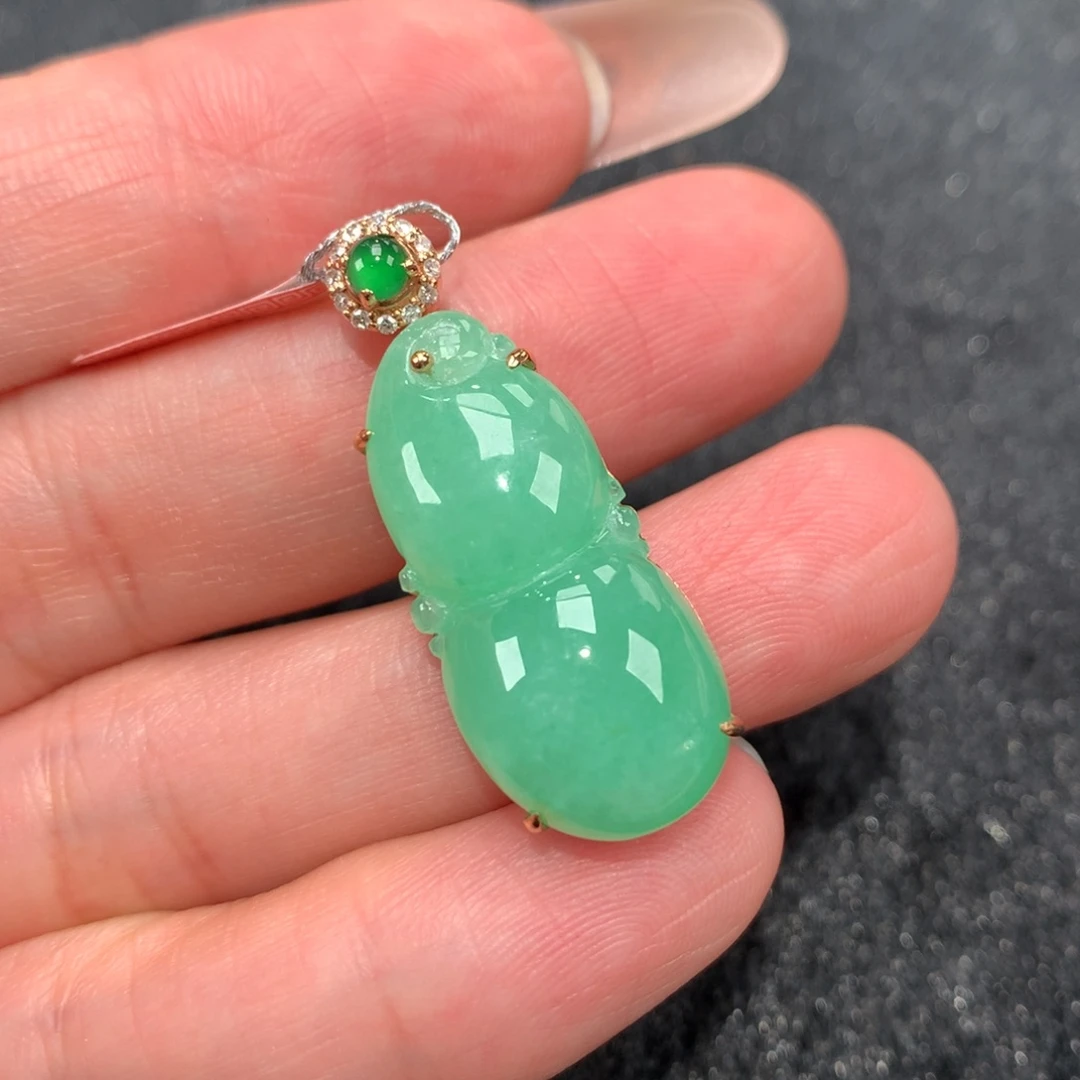 翡翠18K金镶嵌颈饰葫芦