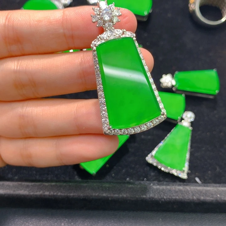 颈饰银S925镶嵌翡翠一个