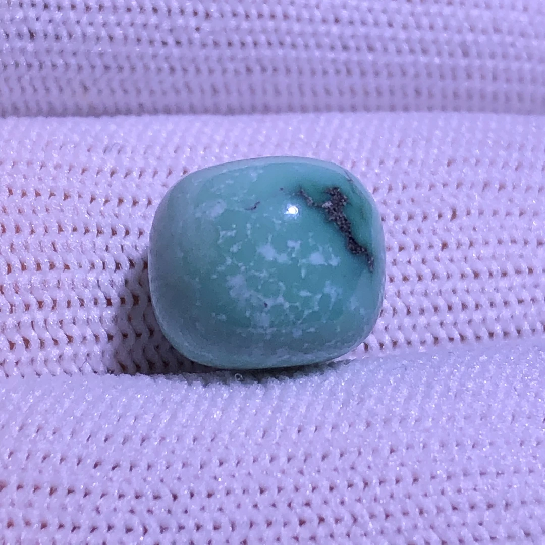 高瓷绿松石13×11.3老型桶珠，有铁线有白点，无泡油干货，重2.75克