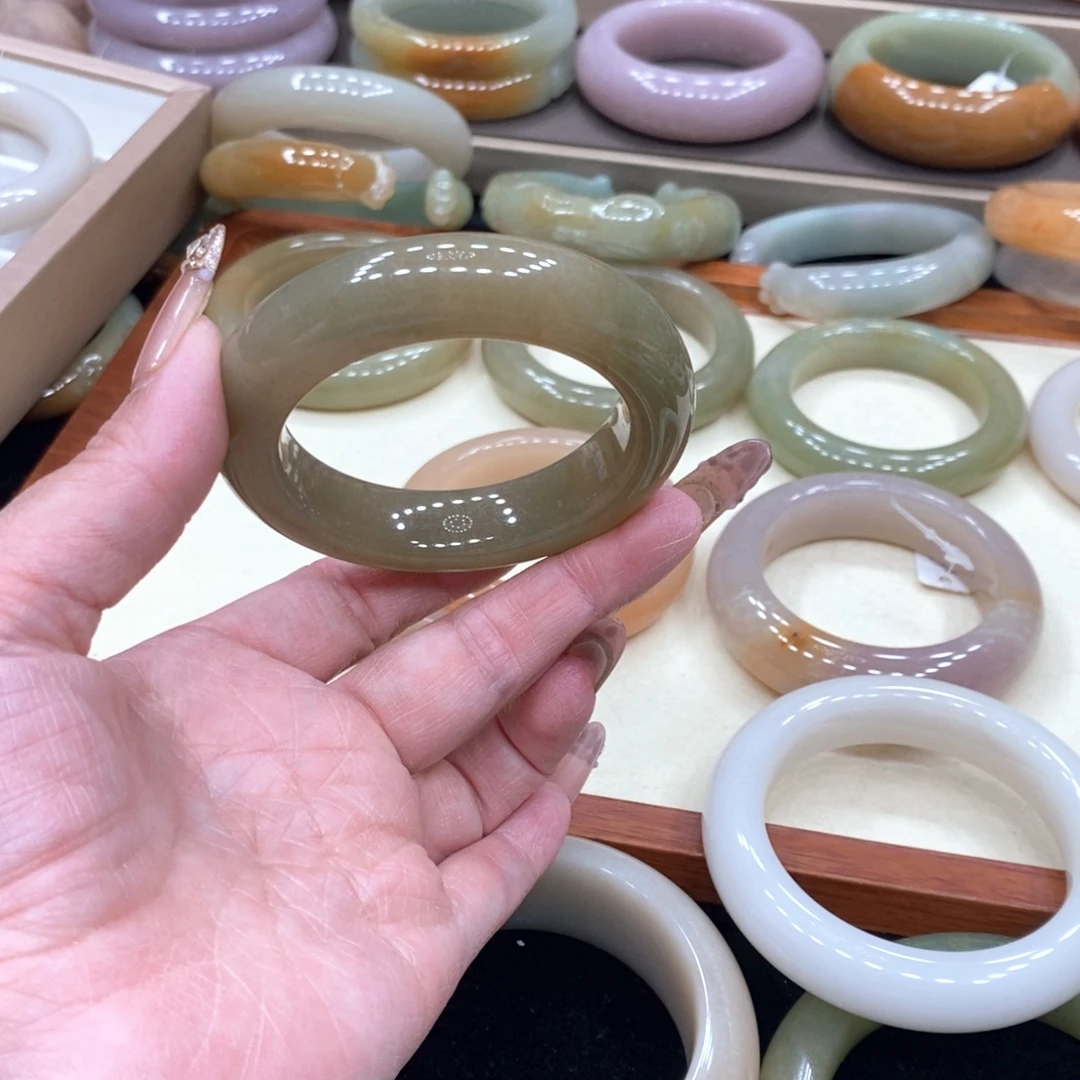 日***影石英质玉未镶嵌手镯