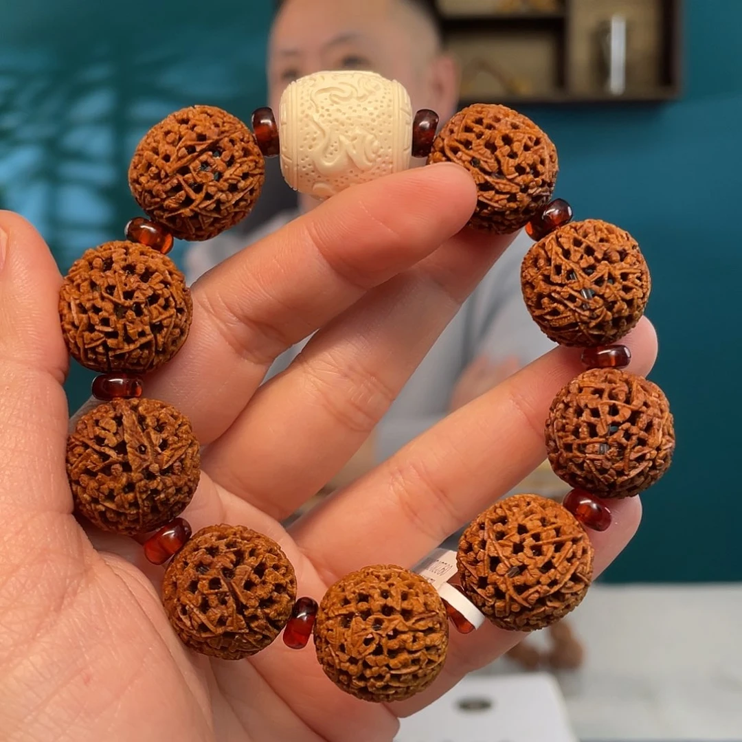 山桃核细密工核雕作品