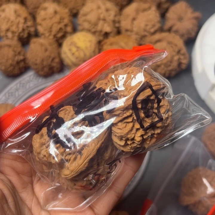 李***图文玩核桃吊坠精品三角南疆石，有点小阴皮