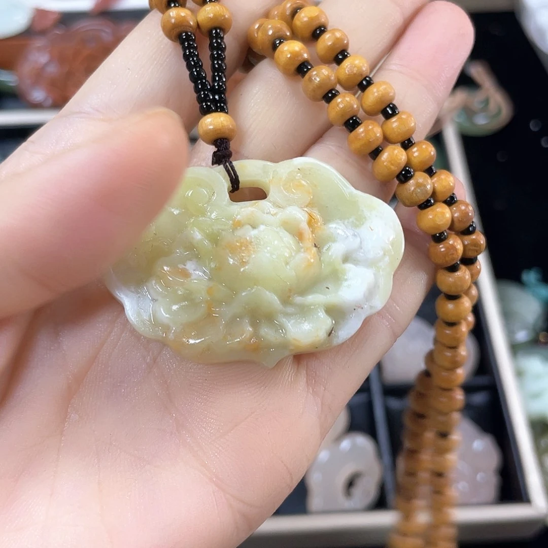 蛇纹石玉颈饰未镶嵌