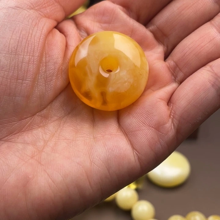 琥珀未镶嵌颈饰蜜蜡