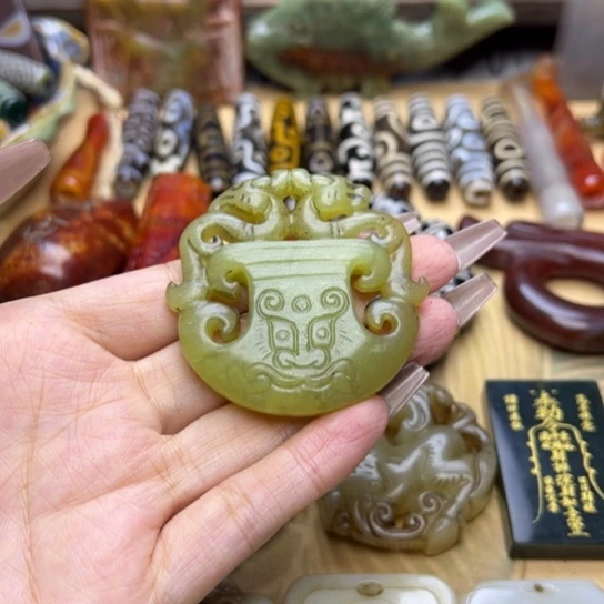 蛇纹石玉未镶嵌颈饰