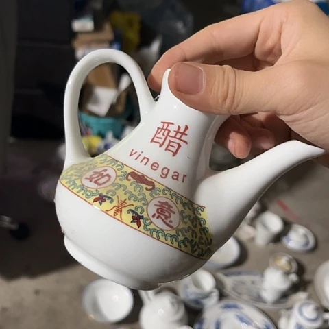 陶瓷酱醋壶其中一个