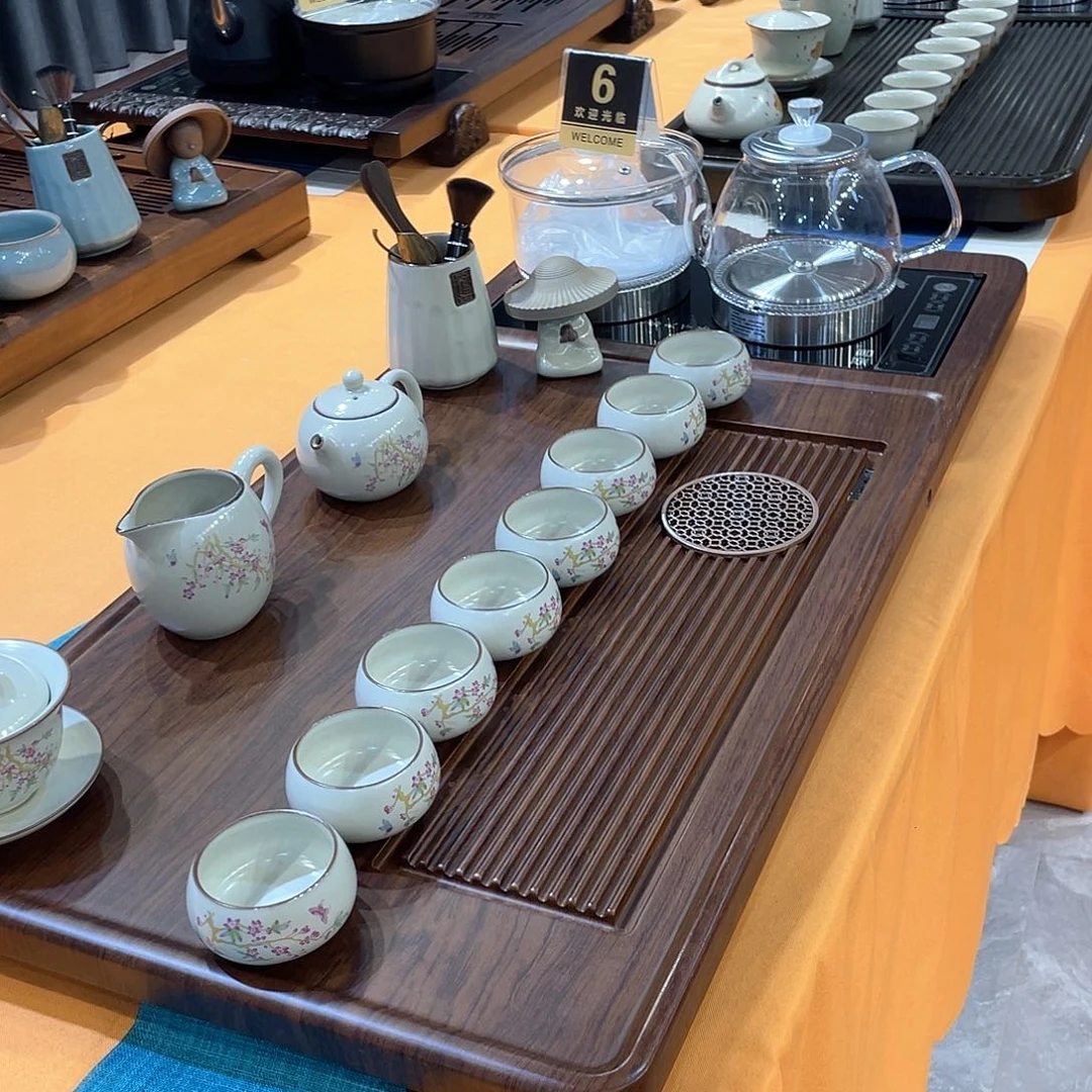 瓷片茶盘里还有一些蔬菜的